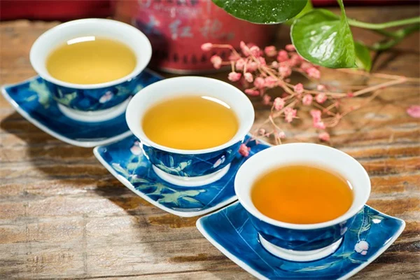 庭の枝で作るおしゃれな花瓶の作り方｜簡単DIYで節約＆インテリアを変身させよう